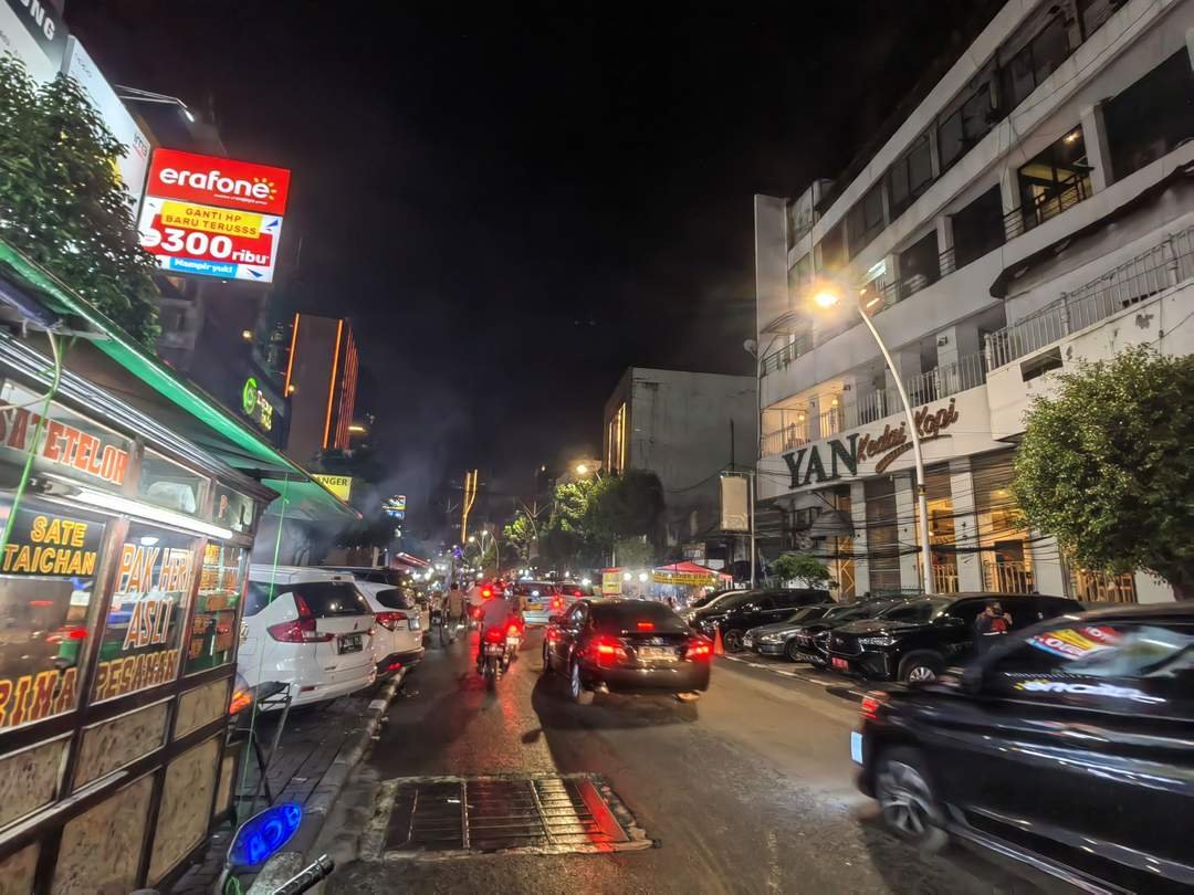 Private Local Street Food Tour with MRT Transportation