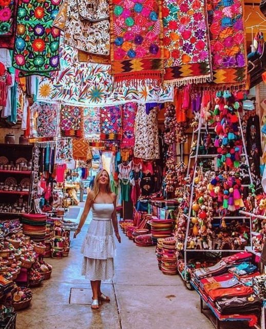 Delhi Custom Shopping Tour with Female Guide