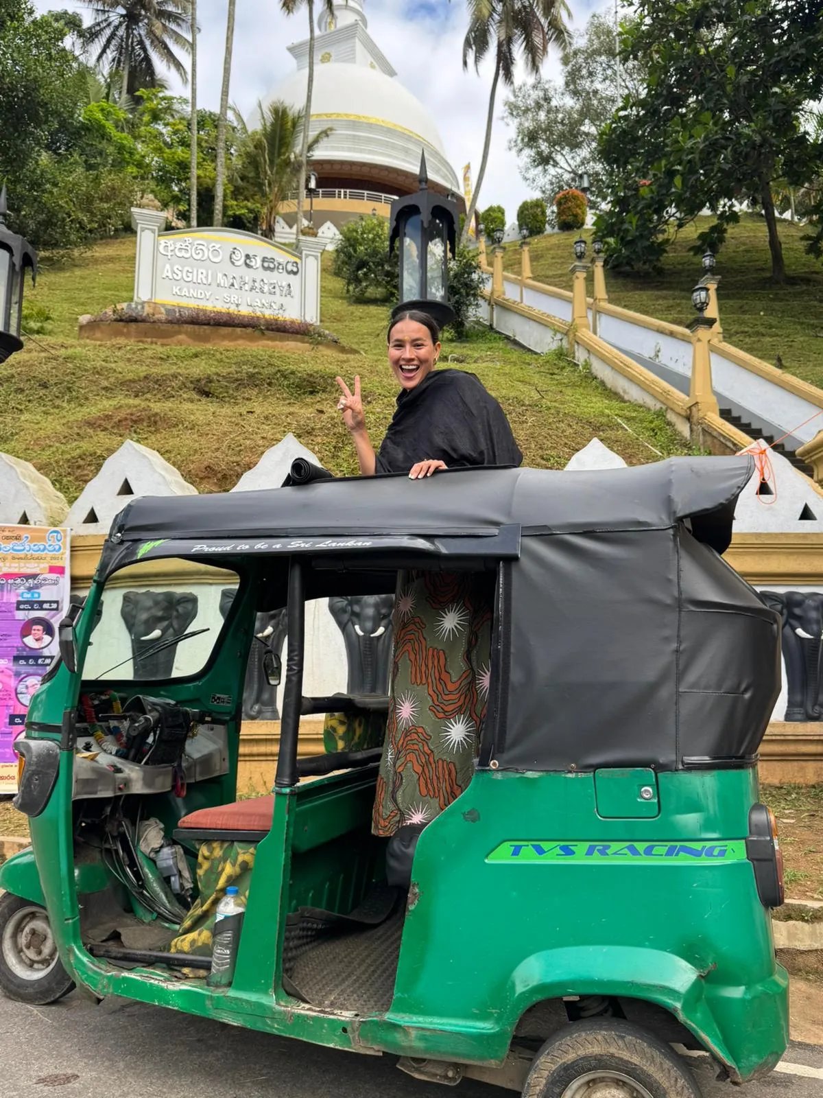 Kandy: Guided Tuk Tuk Tour with Temple of the Tooth